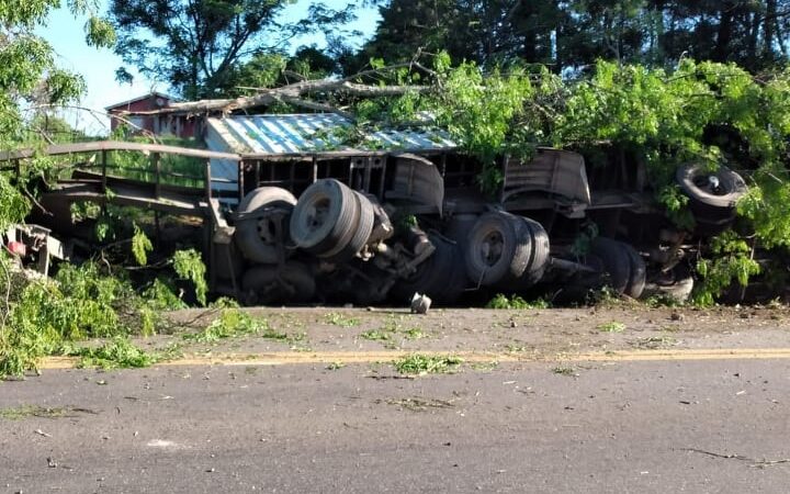 Acidente com carreta na BR 290 em Vila Nova do Sul neste sábado