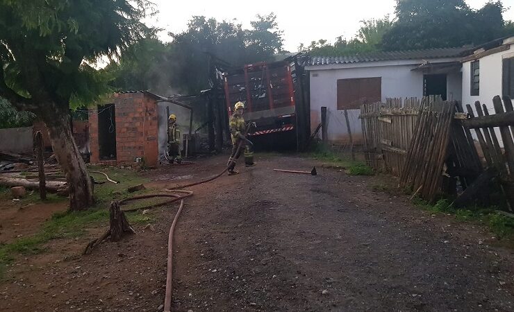 Incêndio atingiu propriedade nesta madrugada em São Sepé.