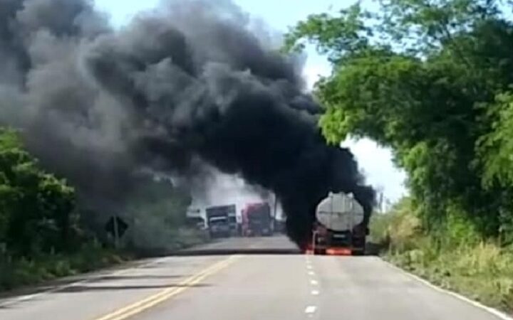 PRF atende acidente com incêndio de caminhão de combustível em São Sepé