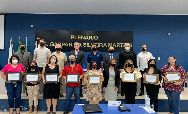 Câmara faz entrega de homenagens em plenário para colégios e instituições