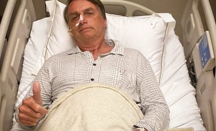Internado com obstrução intestinal, Bolsonaro posta foto em hospital e diz que fará exames