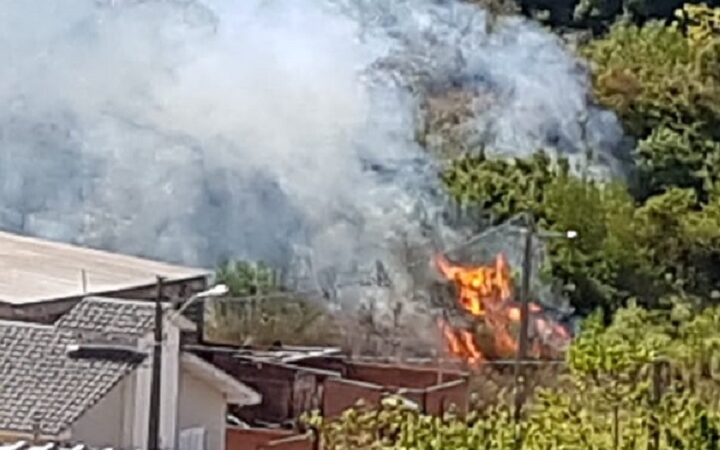 Incêndio em vegetação assusta moradores no Bairro Valter