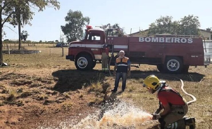 Bombeiros auxiliam Prefeitura no abastecimento de água para consumo animal