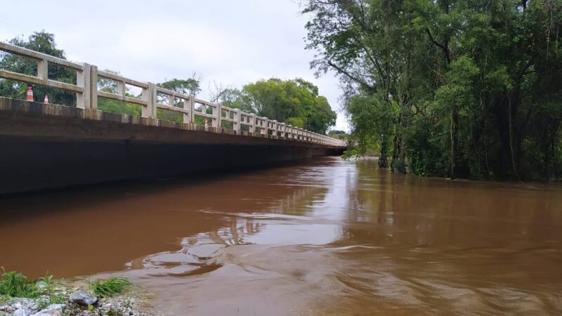 Cheia do Arroio Bossoroca coloca em alerta a obra na Ponte do Bossoroca na BR-290 em Vila Nova do Sul