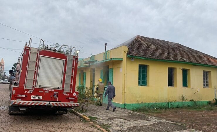Fogo em casa desabitada no centro de São Sepé