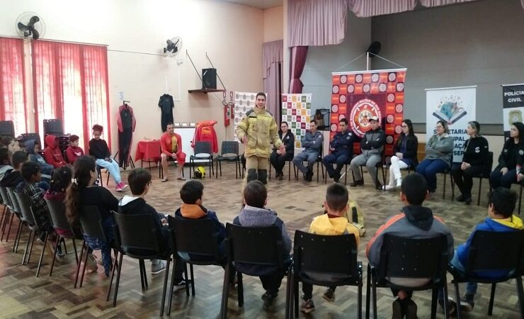 Corpo de Bombeiros Militar do Estado através do 3°GBM em São Sepé, realizou sábado letivo com as crianças