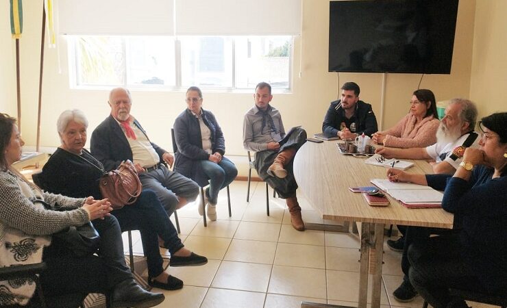 Legislativo participa de reunião para debater situação do Lar do Idoso