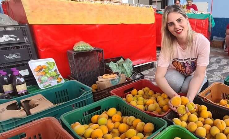 1ª Feira do Pêssego comercializa mais de 6 toneladas de frutas