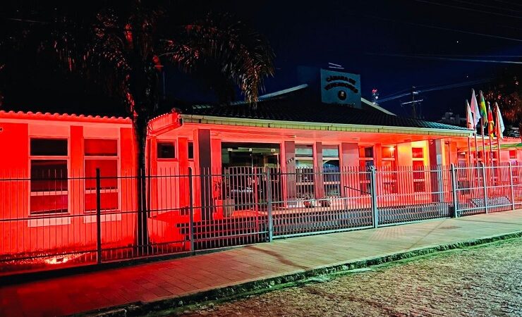 Câmara de São Sepé ilumina prédio em apoio ao Maio Laranja