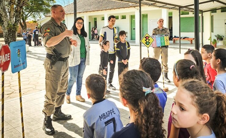 Escola Oliva Lorentz Schumacher de Formigueiro recebe o projeto Trânsito reciclável da Brigada Militar