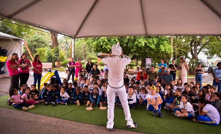 Hora do conto reúne alunos no espaço kids da Feira do Livro em São Sepé