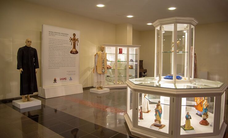 Exposição em homenagem aos 80 anos de Nossa Senhora Medianeira na UFN preserva história, fé e cultura