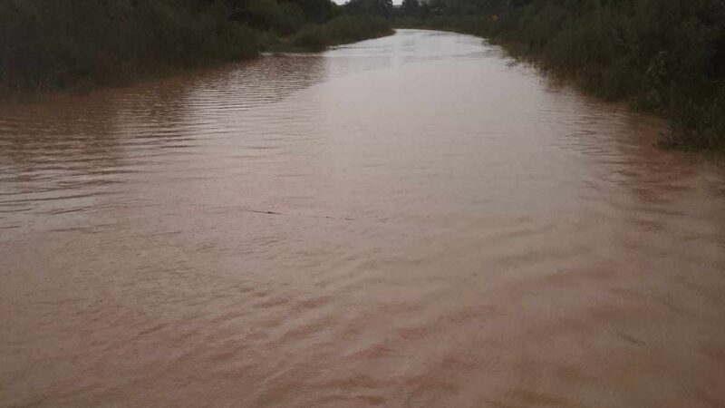 As chuvas intensas deixam estrada para o Terceiro Distrito de São Sepé alagada em diversos trechos, especialmente, na localidade dos Passinhos