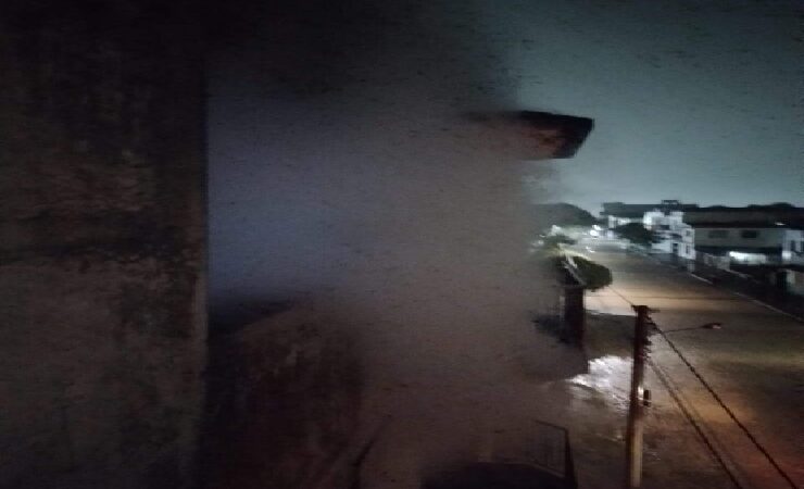 Incêndio em apartamento desabitado mobiliza bombeiros no centro de São Sepé/RS