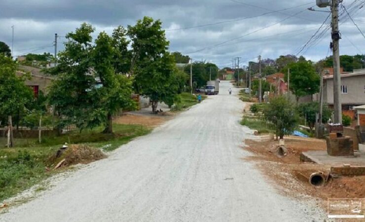 Prefeitura de São Sepé realiza aplicação de rejeito mineral de calcário para melhorar vias públicas