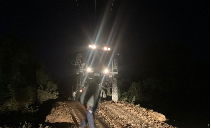 Máquina agrícola fica presa em cabeceira de ponte no interior de São Sepé/RS