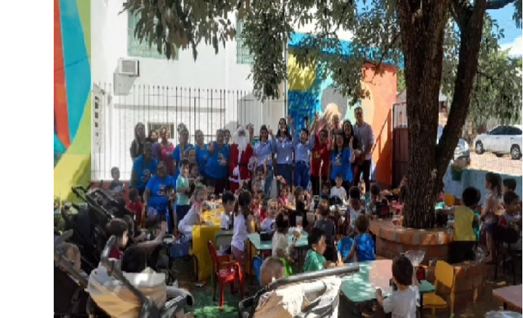 A magia do Natal encanta crianças na EMEI Dona Maria Liberata: o Papai Noel se fez presente com uma ação solidária na creche do Bairro Pontes