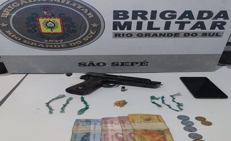 São Sepé/RS: Brigada Militar aborda homem armado e apreende drogas