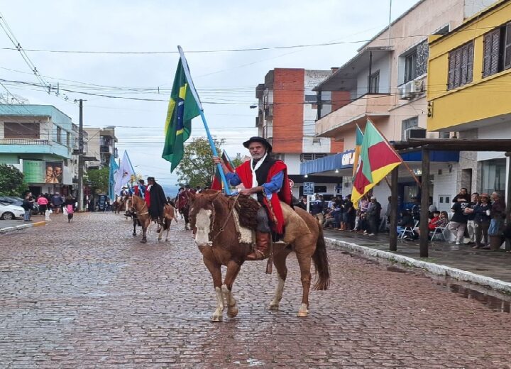 São Sepé celebra o 20 de Setembro com desfile tradicionalista sob chuva