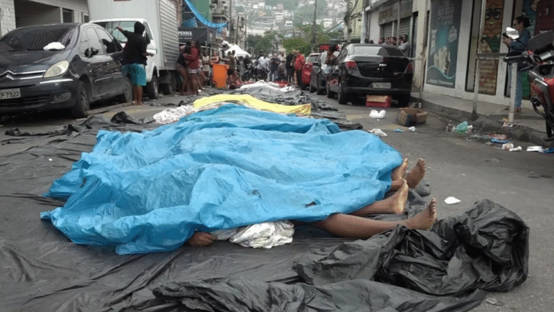 Megaoperação em comunidade deixa fila de corpos em praça  no Rio de Janeiro