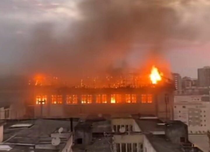 Incêndio de grandes proporções atinge Colégio Marista em Santa Maria.