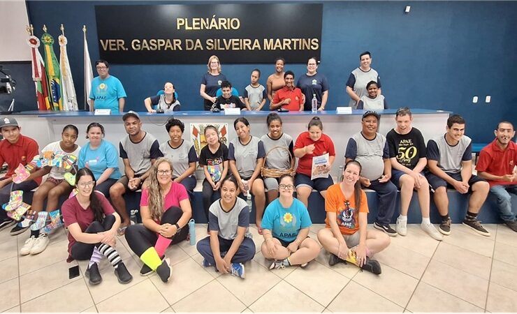 Alunos da APAE visitam a Câmara de Vereadores de São Sepé em celebração ao Dia Internacional da Síndrome de Down