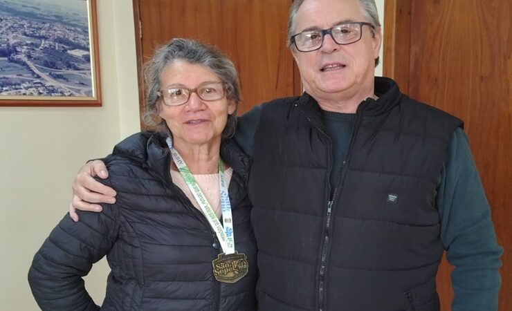 Zilca Camargo recebe medalha no gabinete do prefeito