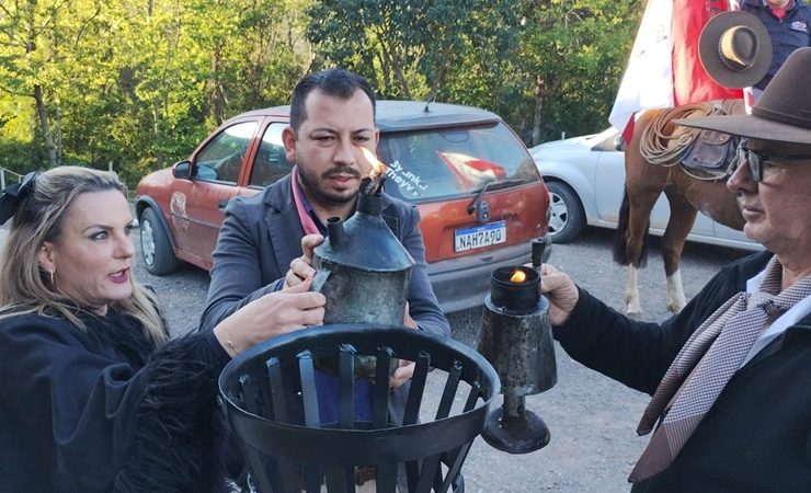 Chama Crioula chega a São Sepé conduzida por cavalarianos do município
