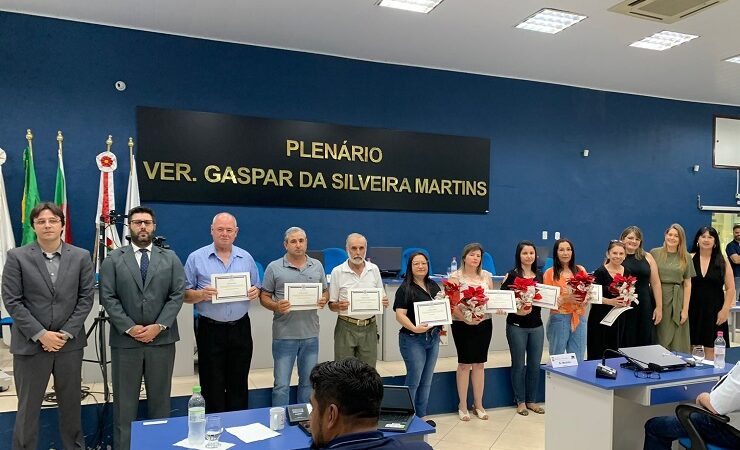 Justiça Eleitoral homenageia mesários mais antigos em atividade no município
