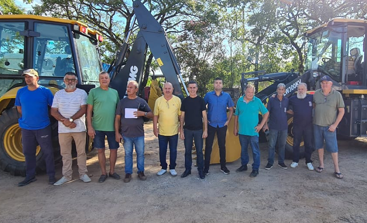 Prefeitura Municipal de São Sepé recebeu uma retroescavadeira e uma pá carregadeira para uso da Secretaria da Infraestrutura.