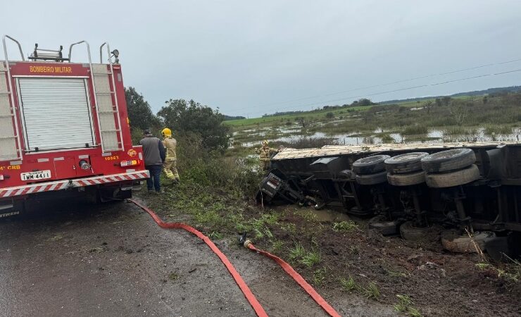 Acidente na BR-392 próximo à Sanga Funda envolve caminhão de Restinga Sêca/RS