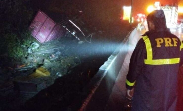 Tragédia na rodovia BR 376, no Paraná: acidente com van de atletas de Pelotas/RS deixa nove mortos