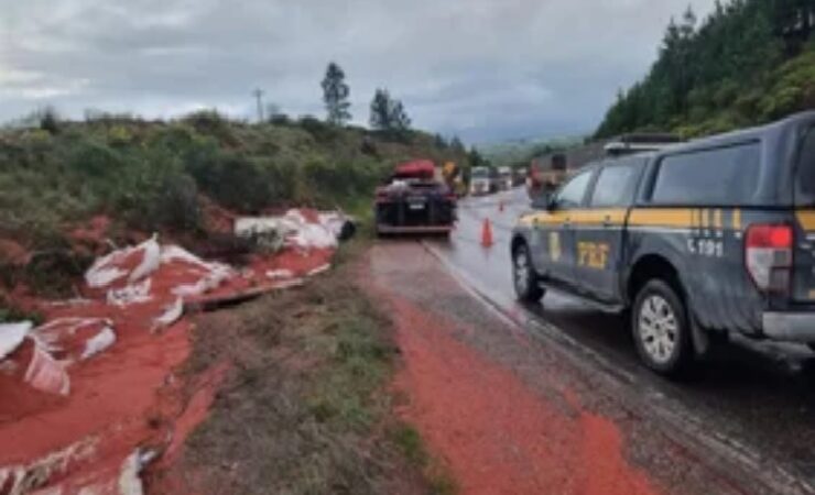 Acidente fatal na BR-392: caminhão com carga de adubo tombou e motorista de Cruz Alta/RS faleceu no local