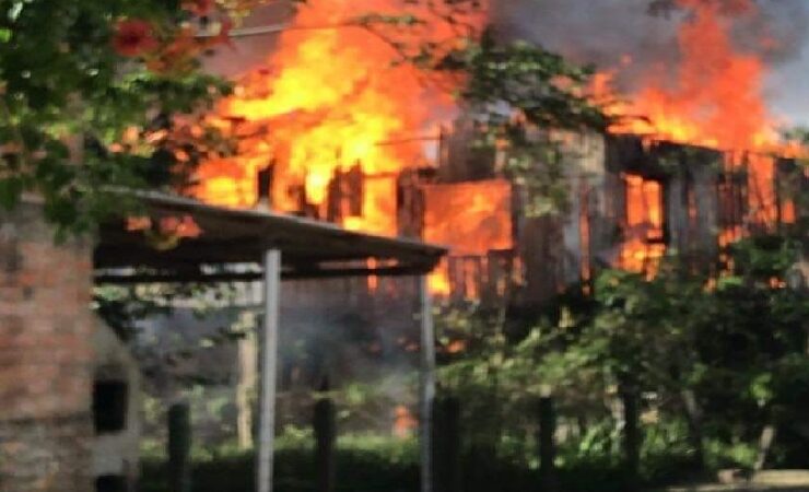 Incêndio destrói residência de veraneio no Passo das Tunas, em Restinga Sêca/RS