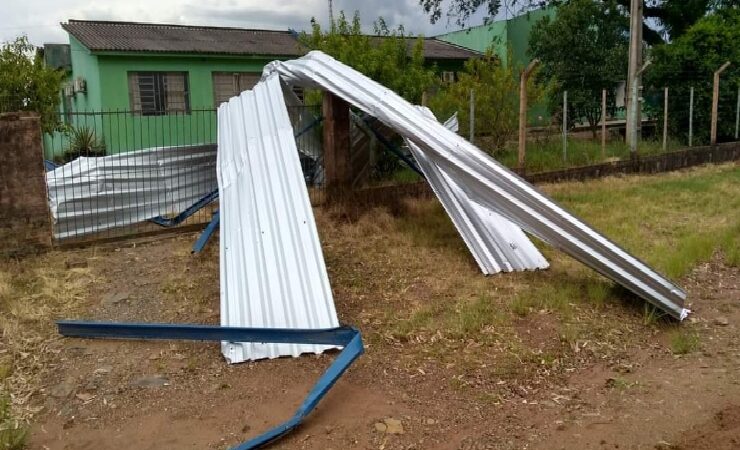 Fortes ventos causam danos na EMEF Eno Brum Pires, em Jazidas, São Sepé/RS: aulas foram suspensas nesta segunda-feira