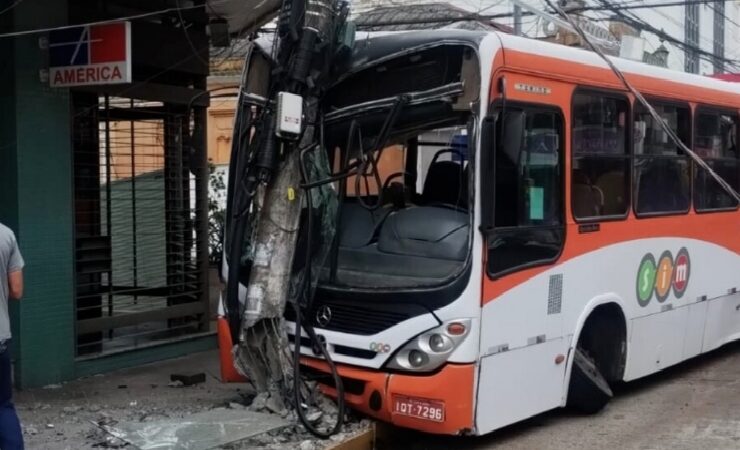 Colisão de ônibus em um poste no centro de Santa Maria/RS provoca ferimentos em duas pessoas e transtornos no trânsito