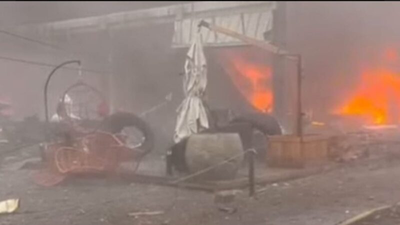 Avião de pequeno porte cai em Gramado e gera incêndio em área movimentada