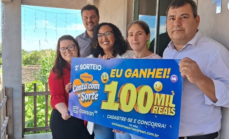 Ganhadora dos R$ 100 mil da campanha “Conta com a Sorte, Corsan” recebe cheque simbólico