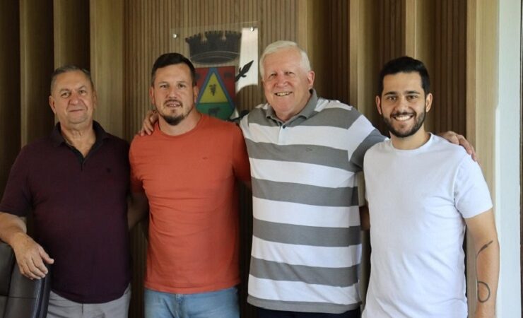 Câmara de Vereadores de Formigueiro recebe visita do formigueirense Celso Giacomini