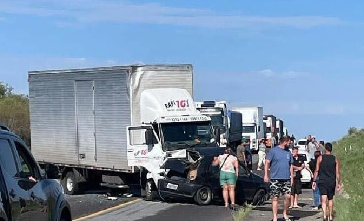 Colisão na BR-290 deixa três vítimas fatais e bloqueia trânsito próximo ao Cerrito do Ouro, em São Sepé/RS
