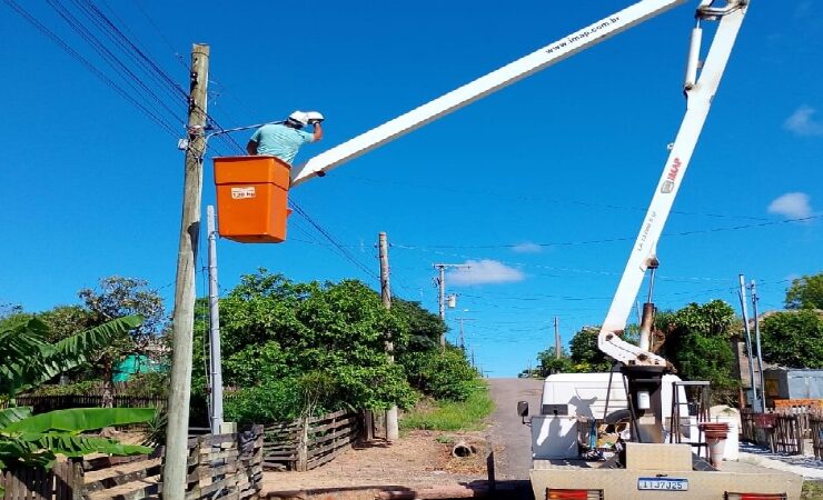 Secretaria da Infraestrutura realiza troca de lâmpadas