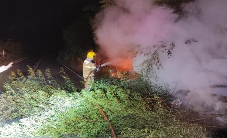 Fogo atinge carro após acidente na ERS-149, próximo ao entroncamento com a BR-392