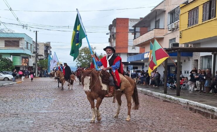 São Sepé celebra o 20 de Setembro com desfile tradicionalista sob chuva