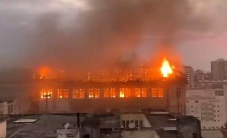 Incêndio de grandes proporções atinge Colégio Marista em Santa Maria.