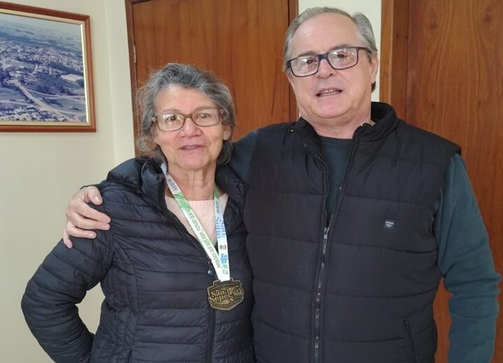 Zilca Camargo recebe medalha no gabinete do prefeito