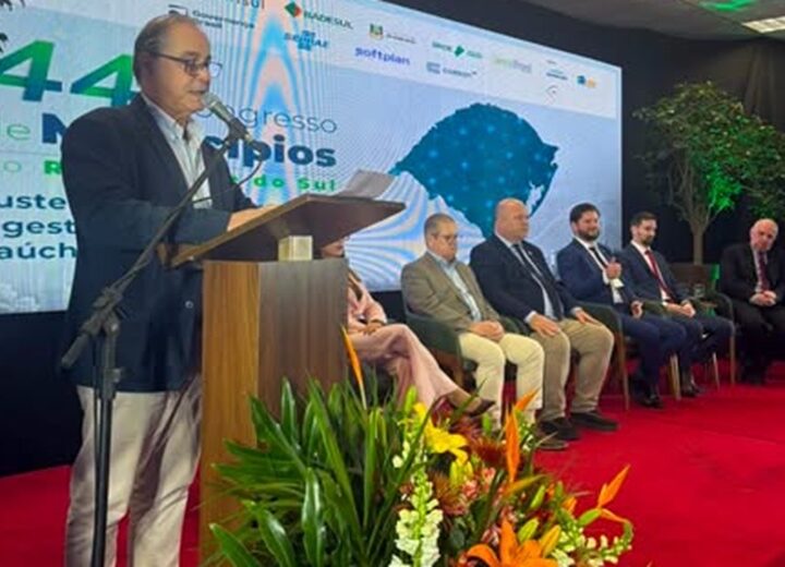 Prefeito de São Sepé representa a AMCentro na abertura do 44º Congresso de Prefeitos da Famurs.