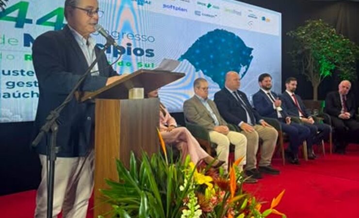 Prefeito de São Sepé representa a AMCentro na abertura do 44º Congresso de Prefeitos da Famurs.